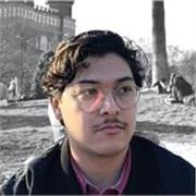 Arquitecto con formación en el inglés desde la infancia. 