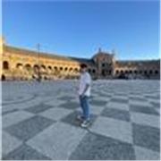 Profesor adaptado, polivalente y dispuesto para todas las edades y niveles.