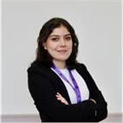 Profesora de inglés imparte clases a personas de todas las edades