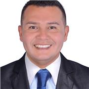 Profesor de Comunicación imparte clases para estudiantes de primer a décimo semestre