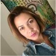 Maestra de inglés imparte clases a niños de todas las edades