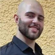 Erfahrener Online-Personal-Trainer hilft Schülern und Erwachsenen bei ihren Fitnesszielen