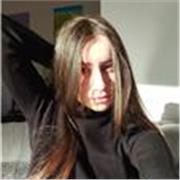 ragazza neodiplomata che insegna italiano, letteratura italiana, storia dell'arte (e altre materie a richiesta) per studenti delle scuole elementari, medie e liceo