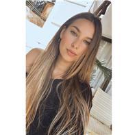 Estudiante a profesora de primaria ofrece clases