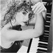 Pianista concertista e insegnante di pianoforte offre lezioni online!