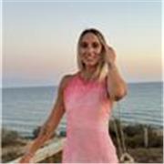 Me considero una profesora cercana, empática y responsable, a la que le apasiona enseñar y transmitir conocimientos de forma clara