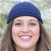 Nachhilfelehrerin, die dir hilft, deine Schwierigkeiten in Geschichte zu überwinden .