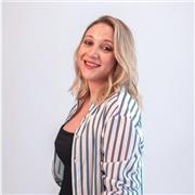 Especializada en marketing digital, growth marketing, producción de eventos corporativos y oratoria aplicada al mundo profesional.