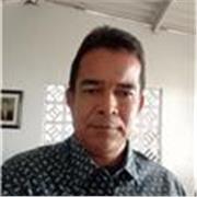 El profesor de contabilidad imparte clases a jóvenes y adultos