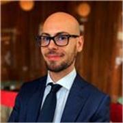 Soy Danilo Lattanzi, soy italiano pero las lecciones serán en español. El curso estará dirigido a aquellos que quieran iniciarse en los gráficos por lo que comenzaremos desde lo básico. Obtuve una master en Italia en gráficos de redes multimedia.