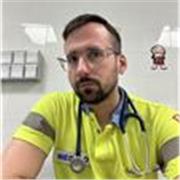 Médico residente imparte clases de biología a estudiantes de Bachiller/Medicina