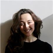 Profesora de piano apta para todas las edades y niveles