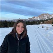 Ragazza per aiuto compiti remoto o nei dintorni di modena