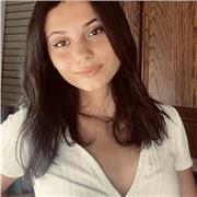 Estudiante de bachiller imparte clases a niños de primaria