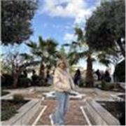 Con la carrera de Maestra en Educación Infantil.