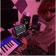 Profesor egresado de música imparte clases de lenguaje musical, piano, guitarra y bajo eléctrico