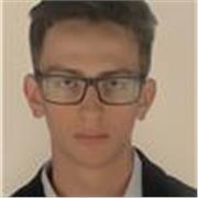 Profesor que tiene profunda base de conocimiento en la materia y puede ayudar su hijo mejorar su estudio