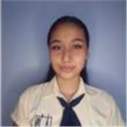 Profesora de ingles que imparte clases a niños de grado primaria