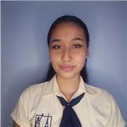 Profesora de ingles que imparte clases a niños de grado primaria