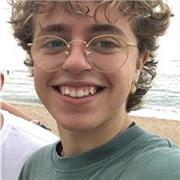 Profesor de ingles imparte clases para niños de nivel inferior a B2