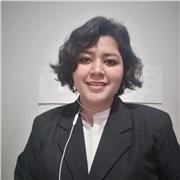 Profesora de ciencias sociales para estudiante de colegio