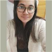 Ingeniera ayuda con materias a estudiantes de primaria