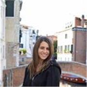 Psicologa impartisce lezioni di Psicologia per studenti del liceo