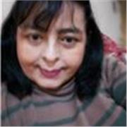 Profesora de primaria imparte clases de matemáticas presenciales