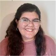 Estudiante avanzada de Derecho imparte clases a alumnos de universidad