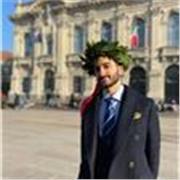 Studente magistrale impartisce lezione di biologia