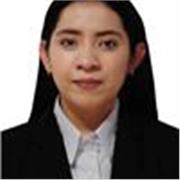 Profesora de español imparte clase a noños de todas las edades