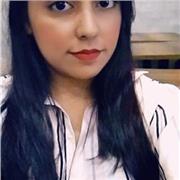 El profesor de informática imparta clase a estudiantes de todas las edades