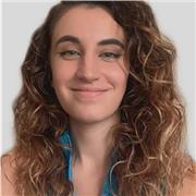 Estudiante con un grado de música imparte clases a niños/as de todas las edades