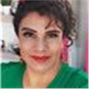 Profesora que enseña a alumnos de diferentes edades