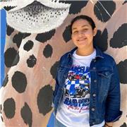 Estudiante de universidad con experiencia dando clases de inglés para niños de primaria