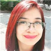Profesora que imparte asesorías personalizadas en nivel básico