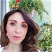 Insegnante di scuola primaria impartisce ripetizioni a bambini delle scuole elementari e con difficoltà di apprendimento