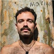 Maestro de Yoga, clases dirigidas a toda la audiencia. Buscando generar conciencia corporal a través de la práctica del yoga