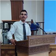 Professeur particulier donne des cours de soutien pour les élèves