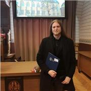 Me defino como un lingüista apasionado y tutor experimentado, con un Máster en Lingüística por la Universidad de Leiden y una sóli