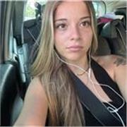 Me defino como una persona agradable y carismática, una chica paciente, con ganas de vivir y experimentar, me gusta ayudar