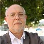 Je donne des cours de soutien en sciences économiques et sociales ainsi qu' en anglais. J'ai une carrière dans l'enseignement public.
