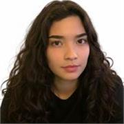 Profesora de inglés imparte clases a adolescentes