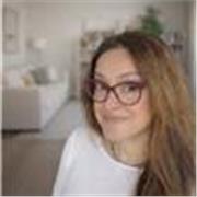 Profesora de dibujo y pintura con formación artística y experiencia en educación, ofrece clases personalizadas online y presencial