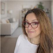 Profesora de dibujo y pintura con formación artística y experiencia en educación, ofrece clases personalizadas online y presencial