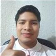 Maestro de apoyo a alumnos (niños) entusiasmados por las matemáticas básicas de forma virtual