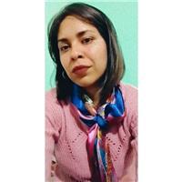 Profesora de historia imparte clases para alumnos en todos los niveles