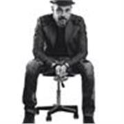 Diplomato in musicoterapia e propedeutica musicale, insegno chitarra livello base a principianti: bambini, ragazzi e adulti.