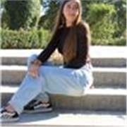 Profesora de arte, titulada en bellas artes y haciendo prácticas en una prestigiosa empresa de diseño. Apto para todas las edades.