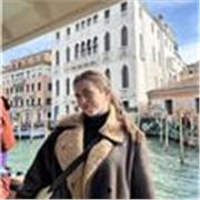 Estudiante de psicología que se adapta a cuidar o a impartir apoyo en el colegio a niños de infantil/primaria.